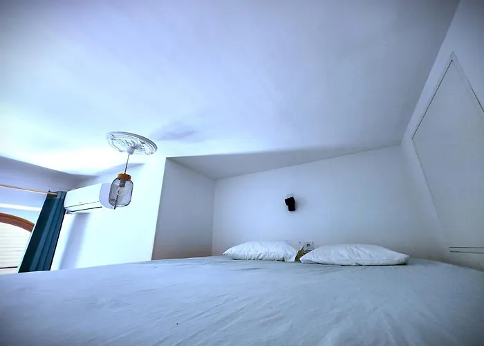 Big Flat - Le Cala - Center - 4 Bedrooms, Sleeps 13, Near Beach, Train Station, Parking, Wifi, Air Conditioning I Group I Business I Family * Nizza
